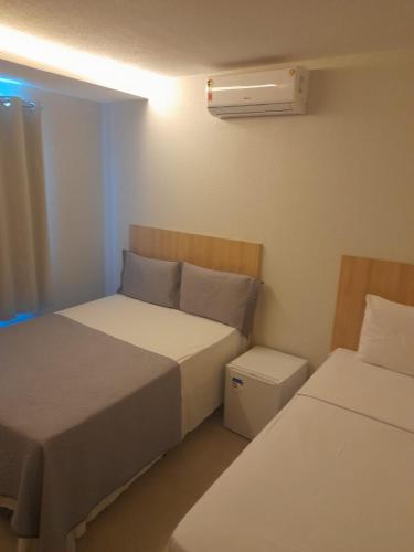 ein kleines Schlafzimmer mit zwei Betten und einer Klimaanlage in der Unterkunft HOTEL RIOS - BALSAS in Balsas