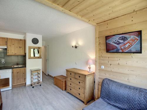 une pièce avec une cuisine et un salon dans l'établissement Bel Apt 2 Pièces rénové 5 pers 30m² Expo SO, Pistes & Commerces Proches, Wifi Inclus - FR-1-178-70, aux Menuires