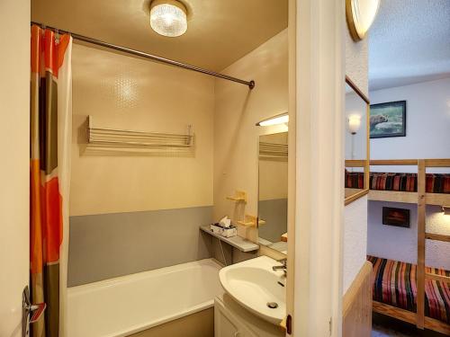 une salle de bain avec un lavabo, des toilettes et une baignoire dans l'établissement Les Menuires : 2 pièces, 6 pers, balcon sud, wifi, animaux, parking - FR-1-178-75, aux Menuires