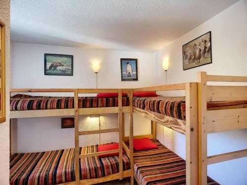 une chambre avec deux lits superposés dans une pièce dans l'établissement Les Menuires : 2 pièces, 6 pers, balcon sud, wifi, animaux, parking - FR-1-178-75, aux Menuires