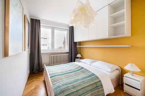 Posteľ alebo postele v izbe v ubytovaní Ochota Artistic Space Apartment