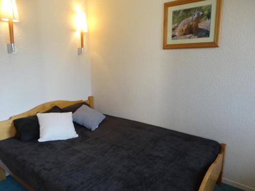 un lit dans une chambre avec deux oreillers dessus dans l'établissement Appartement 2 pièces avec balcon, exposé sud, aux pieds des pistes - Les Menuires - FR-1-178-81, aux Menuires