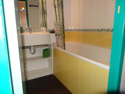 une salle de bain avec un lavabo et une baignoire dans l'établissement Appartement 2 pièces avec balcon, exposé sud, aux pieds des pistes - Les Menuires - FR-1-178-81, aux Menuires