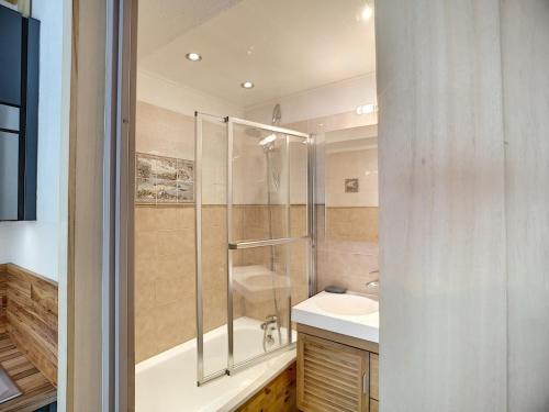 une salle de bain avec une baignoire, un lavabo et une douche dans l'établissement Appartement 2 Pièces + Coin Montagne, Terrasse, 5 Pers, Skis aux Pieds - Les Bruyères, Les Menuires - FR-1-178-88, aux Menuires