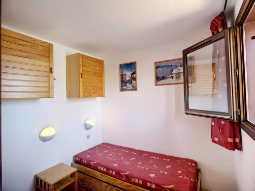 Habitación pequeña con banco rojo en una habitación en Appartement Les Menuires, 2 pièces, 5 personnes - FR-1-178-92, en Les Menuires