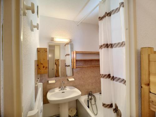 une petite salle de bain avec un lavabo et des toilettes dans l'établissement Appartement 2 pièces + coin montagne, 26m², 5 pers, Wi-Fi, ski aux pieds, Les Menuires - FR-1-178-92, aux Menuires