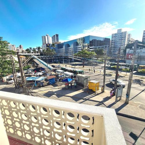 balcón con vistas a un parque infantil de la ciudad en Apt melhor localização da Barra, en Salvador