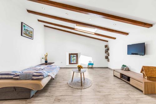 una camera da letto con un letto, una tv e un tavolo di Villa Sweet Retreat a Baderna