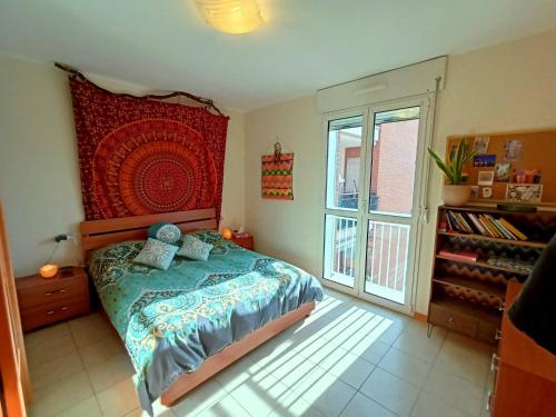 1 dormitorio con cama y ventana en Relaxing apartment near Milan, en Vimodrone