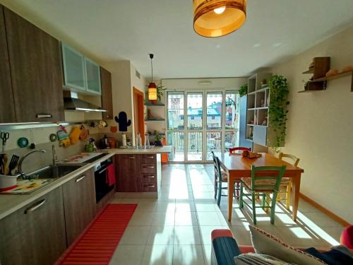 cocina con mesa y comedor en Relaxing apartment near Milan, en Vimodrone