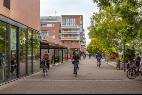 un groupe de personnes faisant du vélo dans une rue dans l'établissement Appartement haut standing F2 Rivetoile Strasbourg centre parking gratuit terrasse, à Strasbourg