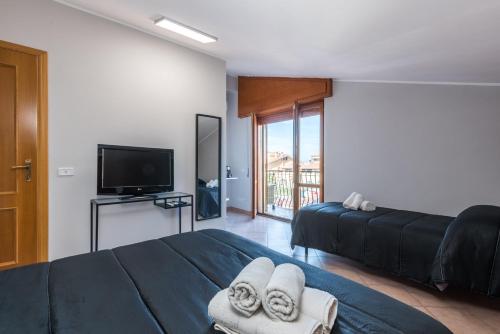 een slaapkamer met 2 bedden en een flatscreen-tv bij Travelershome Morena GuestHouse in Rome
