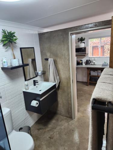 ein Bad mit einem Waschbecken und einem WC in der Unterkunft Die Stoor in Upington