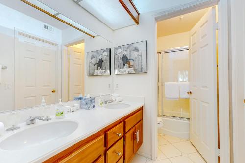 een badkamer met een wastafel, een toilet en een spiegel bij Cag at the Sea in Oceanside