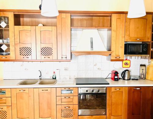 Kuchyňa alebo kuchynka v ubytovaní Neoclassical 2Bed in Kallimarmaro