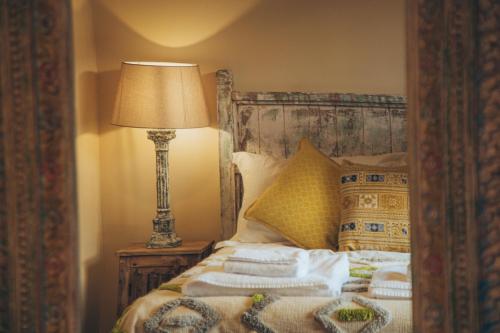 um quarto com uma cama com toalhas em Trading Boundaries em Uckfield