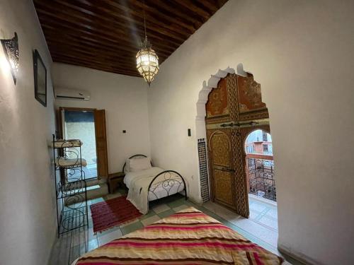 una camera con letto e un arco in una stanza di Dar Rbab a Fes