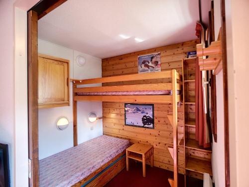 een kleine kamer met 2 stapelbedden en een bureau bij Appartement Les Menuires, 2 pièces, 4 personnes - FR-1-178-16 in Les Menuires