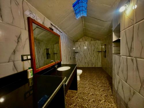 y baño con lavabo, aseo y espejo. en Pukhraj Garh- A Heritage Homestay, en Jodhpur