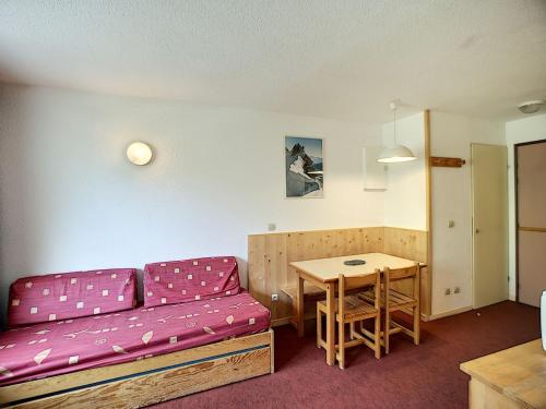 un salon avec un canapé et une table dans l'établissement Appartement au pied des pistes, 2 pièces pour 4 pers, parking gratuit, Wi-Fi, Les Menuires - FR-1-178-6, aux Menuires