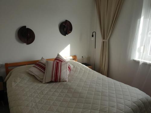 1 dormitorio con 1 cama con 2 almohadas en Ferienwohnung in Aflenz Kurort en Aflenz Kurort