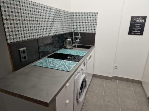 een kleine keuken met een fornuis en een wasmachine bij Ferienwohnung in Aflenz Kurort in Aflenz Kurort