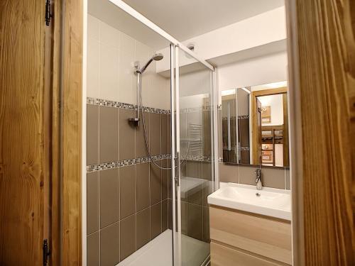 une salle de bain avec douche et lavabo dans l'établissement Les Menuires: 2P+Coin Montagne, 4 pers, Balcon, Parking gratuit, Pied Des Pistes - FR-1-178-30, aux Menuires
