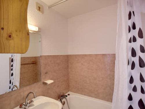 une salle de bain avec un lavabo, une baignoire et une douche dans l'établissement Appartement 2 pièces 4 pers au pied des pistes avec wifi - FR-1-178-14, aux Menuires