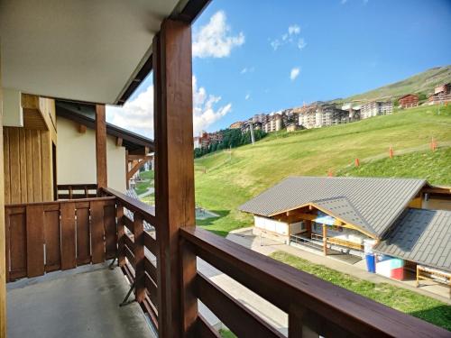 un balcon avec vue sur un immeuble dans l'établissement Appartement 2 pièces 4 pers au pied des pistes avec wifi - FR-1-178-14, aux Menuires