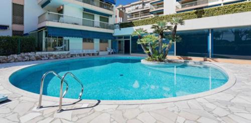 une piscine au milieu d'un immeuble dans l'établissement Residence Eden park, à Cannes