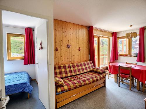 un salon avec un canapé et une table dans l'établissement Les Menuires 3 pièces, 6 pers, pieds des pistes, animaux admis - FR-1-178-32, aux Menuires