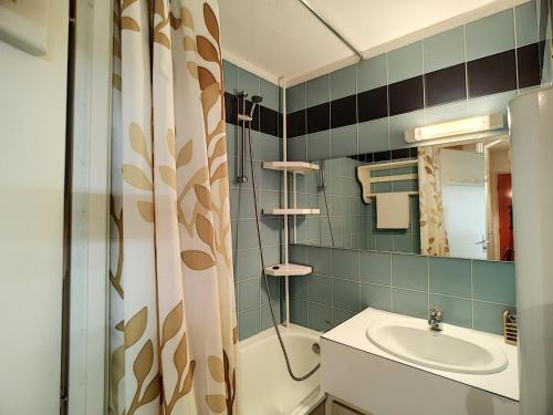 une salle de bain avec un lavabo et une douche dans l'établissement Les Menuires 3 pièces, 6 pers, pieds des pistes, animaux admis - FR-1-178-32, aux Menuires