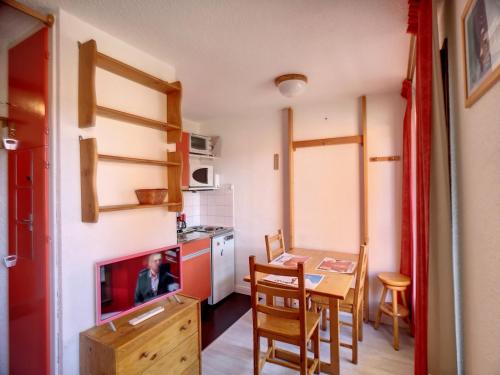 Ce petit appartement comprend une table et une cuisine. dans l'établissement Studio Carlines I, ski aux pieds, 3 pers, idéalement situé aux Menuires, quartier Bruyères - FR-1-178-40, aux Menuires