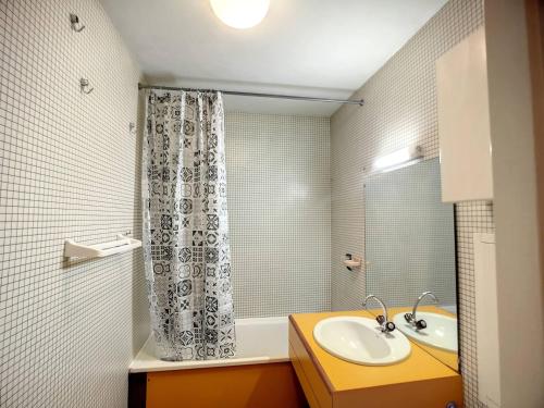 une salle de bain avec un lavabo et un rideau de douche dans l'établissement Studio Carlines I, ski aux pieds, 3 pers, idéalement situé aux Menuires, quartier Bruyères - FR-1-178-40, aux Menuires