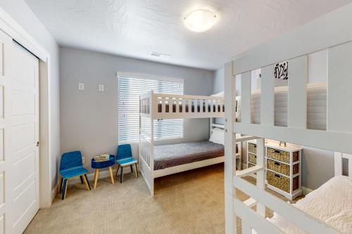 - une chambre avec des lits superposés et 2 chaises bleues dans l'établissement Red Rock Getaway, à Washington