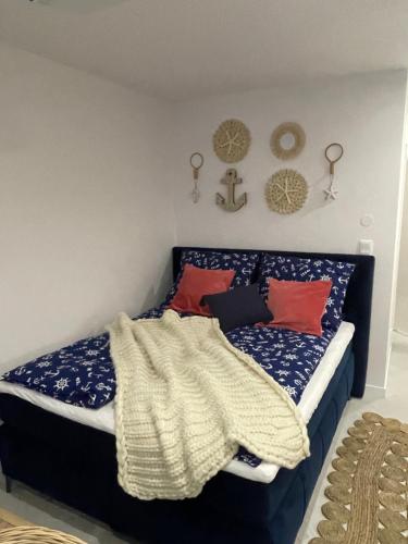 Apartament Sea & Lake z basenem Silence Mielno في ميلنو: سرير عليه بطانيه ومخدات