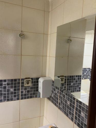 baño con espejo y lavabo en Ankara apart Hostel 2 en Altındağ