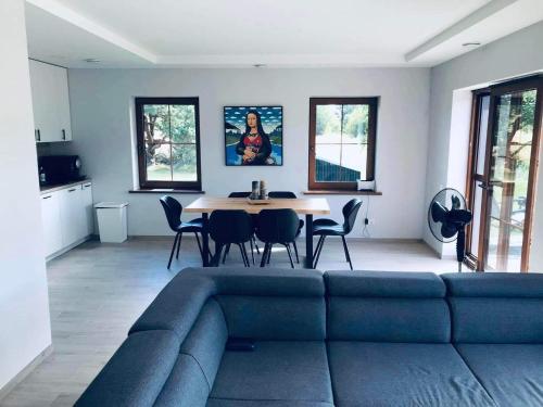 sala de estar con sofá y mesa en Seaside home Pape, en Pape