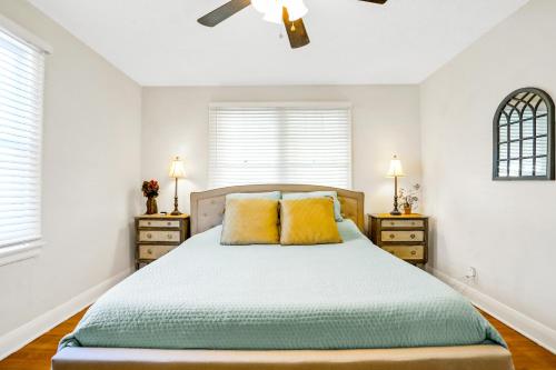 - une chambre avec un lit et des oreillers jaunes dans l'établissement Himes Hideaway, à Tampa