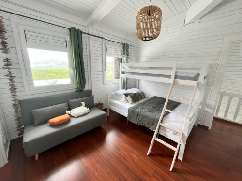 ein Schlafzimmer mit einem Etagenbett und einer Leiter in der Unterkunft Superbe Villa Bwa Lélé in Rivière-Salée
