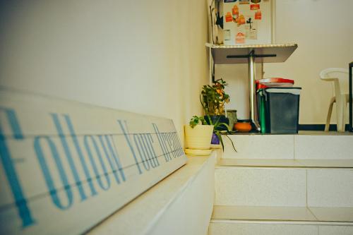 escalera en una habitación con cocina con barra en Hostel Metro Floresta Alojamiento en Medellín