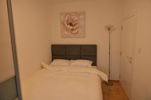 Prokuplje的住宿－Apartmani TEO，卧室内床的镜子反射