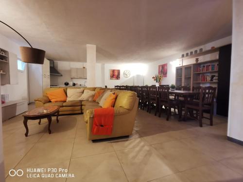 uma sala de estar com um sofá e uma sala de jantar em villa di charme con piscina e jacuzzi tra Roma e Viterbo em Fabrica di Roma