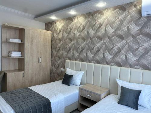 Un pat sau paturi într-o cameră la Ulug`bek Grand Hotel