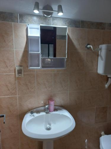 y baño con lavabo y espejo. en Apartamento en San Luis - Increible vista al mar!!, en San Luis