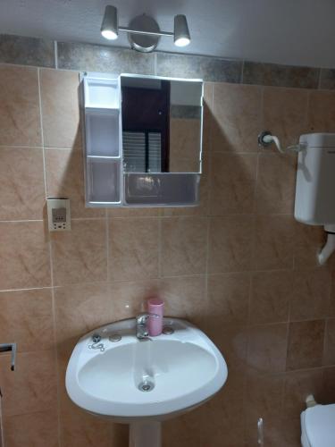 un bagno con lavandino e specchio di Casa para 4 en San Luis - Increible vista al mar!! a San Luis