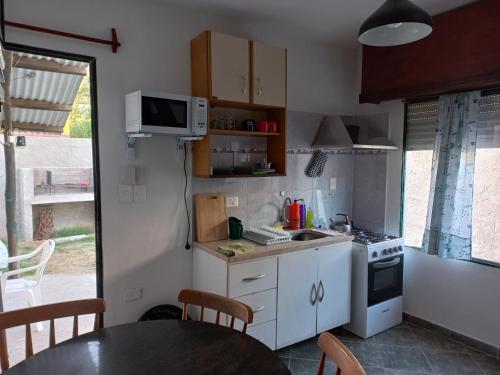 una pequeña cocina con mesa y microondas en Apartamento en San Luis - Increible vista al mar!!, en San Luis