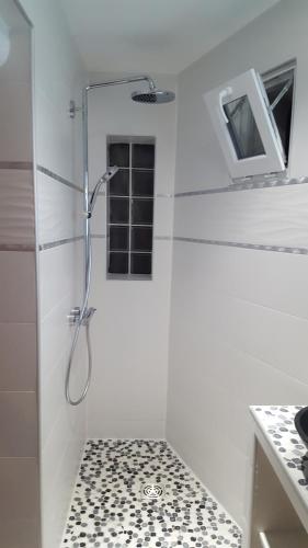y baño blanco con ducha y lavamanos. en Location Chambre d'hôtes Grau du Roi Mas des Marines Piscine Adult only, en Le Grau-du-Roi