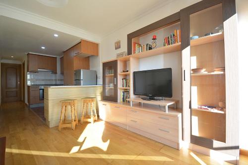 TV a/nebo společenská místnost v ubytování Céntrico apartamento con parking en O Grove
