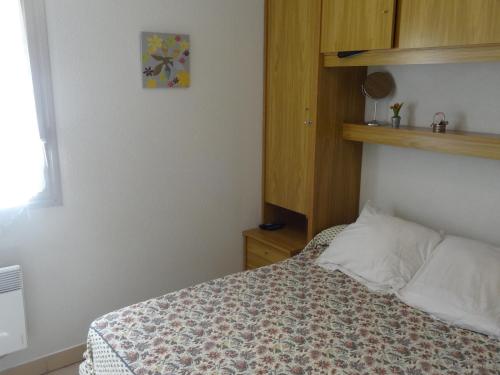 - une petite chambre avec un lit dans l'établissement T2 30m² avec Loggia et Vue, Parking Privé - FR-1-472-133, à Sète